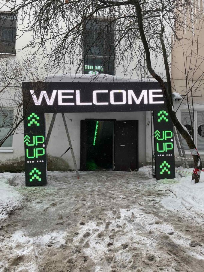 Уличный экран на здании